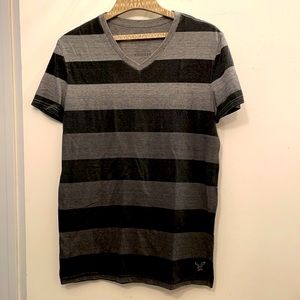 Men's American Eagle V-neck shirt